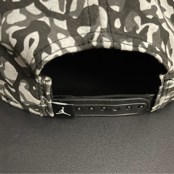 TWO MICHAEL JORDAN COMMEMORATIVE SERIES FIGURINES & MICHAEL JORDAN 1985 CAP - Picture 7 of 11